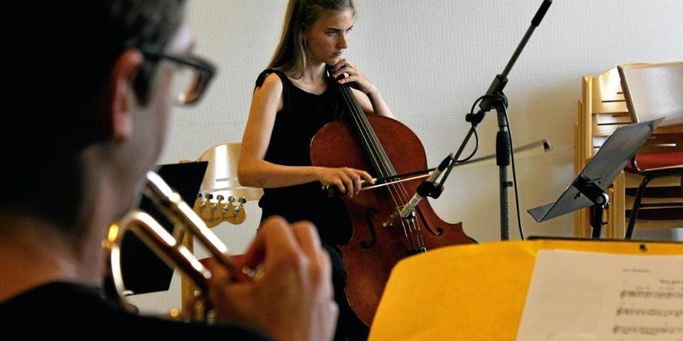 "Ibland är det lite segt att spela samma låt flera gånger", säger Ylva Wiklund, från Göteborg och nämner att hon fått blåsor på fingrarna efter det ihärdiga spelandet på sin cello under veckans jazzkurs på Musikens hus. Ikväll avslutas kursen med en konsert på Restaurang Vänerparken.