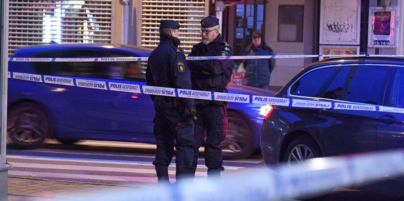 Polisen har spärrat av Södergatan i Helsingborg efter skottlossning.