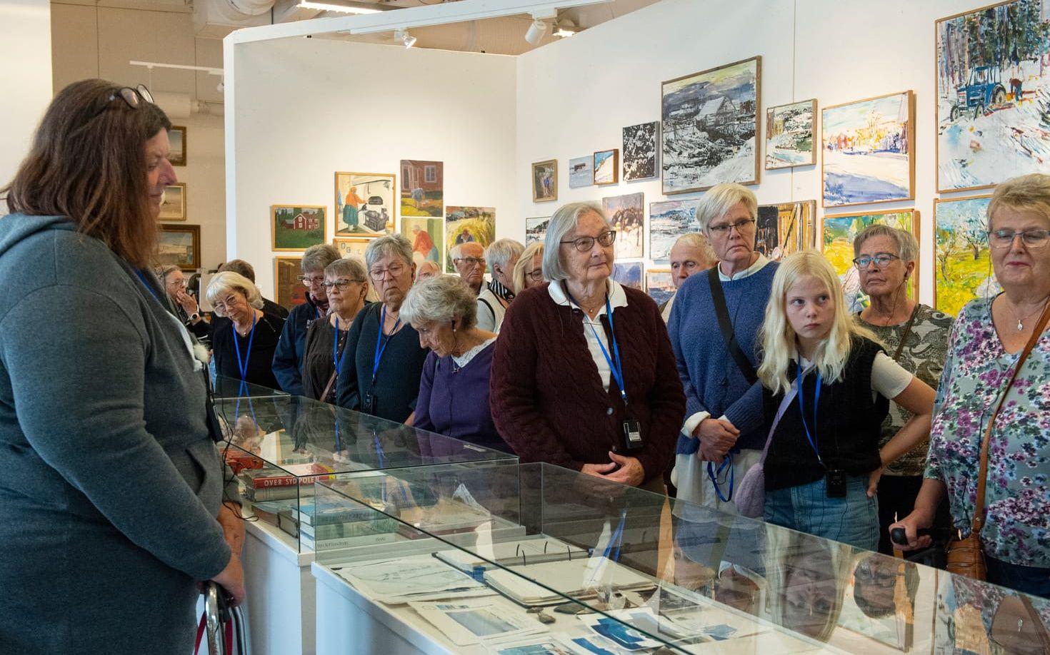 På rundturen i Sandgrunds lokaler berättar guiden mycket om konstnären Lars Lerins liv och gärningar. I bakgrunden syns hans tidiga verk i olja.
