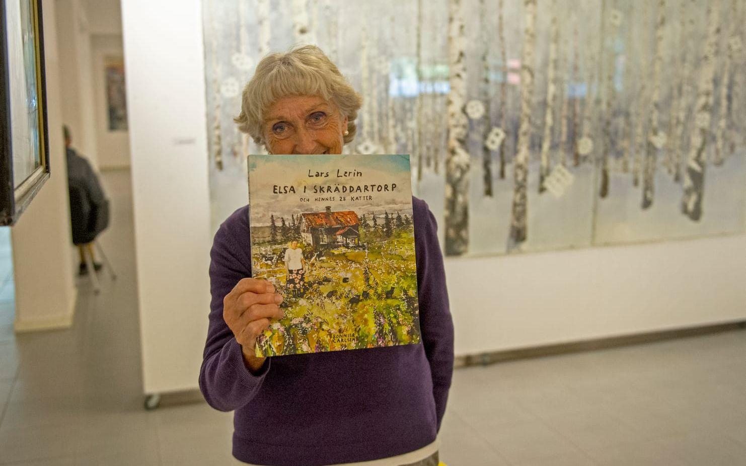 Gittan Strömer Johansen passade på under besöket i Sandgrund att köpa med sig hem Lars Lerins andra barnbok, Elsa i Skräddartorp och hennes 28 katter.