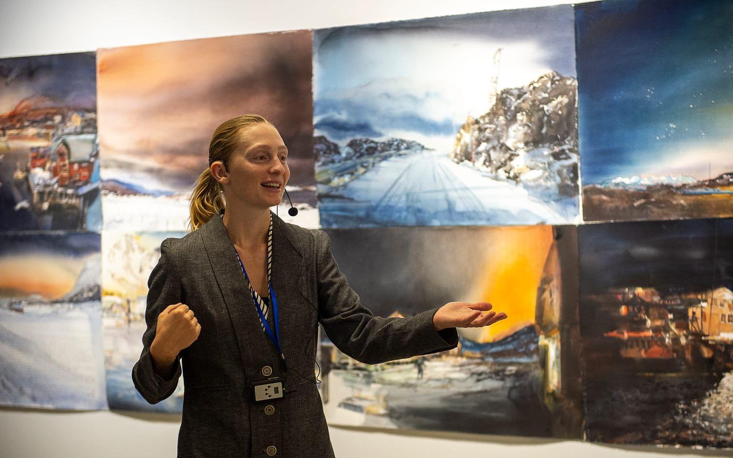 Guiden Jennifer Sandberg berättar om den nya samlingen från Lofoten som hängdes upp i våras. Här har Lars Lerin använt det tjockaste akvarellpappret.