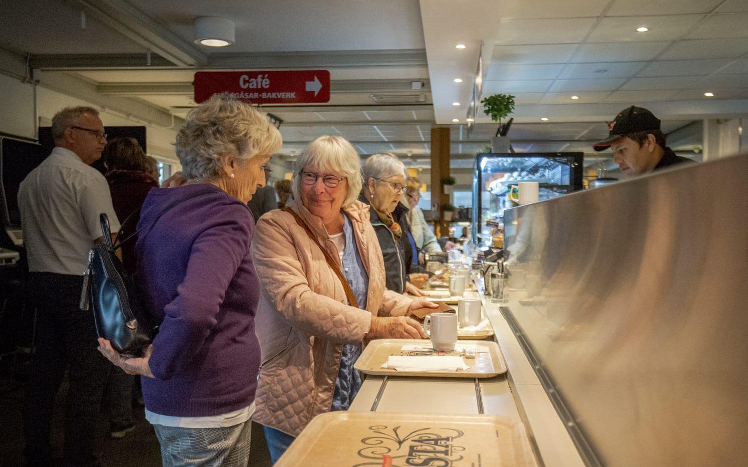 Gittan Strömer Johansen och Majken Karlsson, båda från Vänersborg, köper kaffe och smörgås på Rasta i Grums.