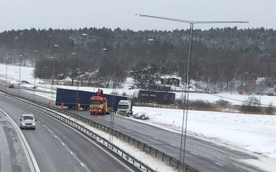 En lastbil blockerade tidigare under måndagen E6 i höjd med Stora Höga. Bild: Mikael S Andersson