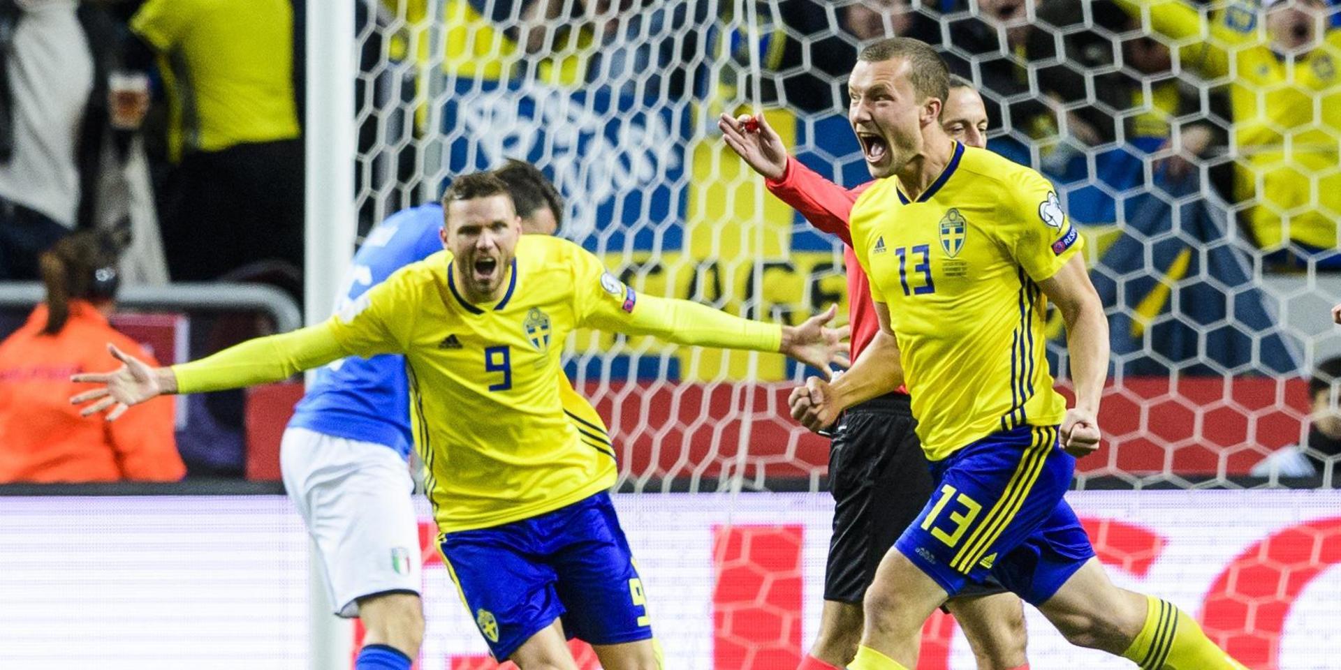 Jakob Johansson jublar med Marcus Berg  efter han gjort 1-0 under i VM-kvalets play-off mellan Sverige och Italien den 10 november 2017 i Stockholm.