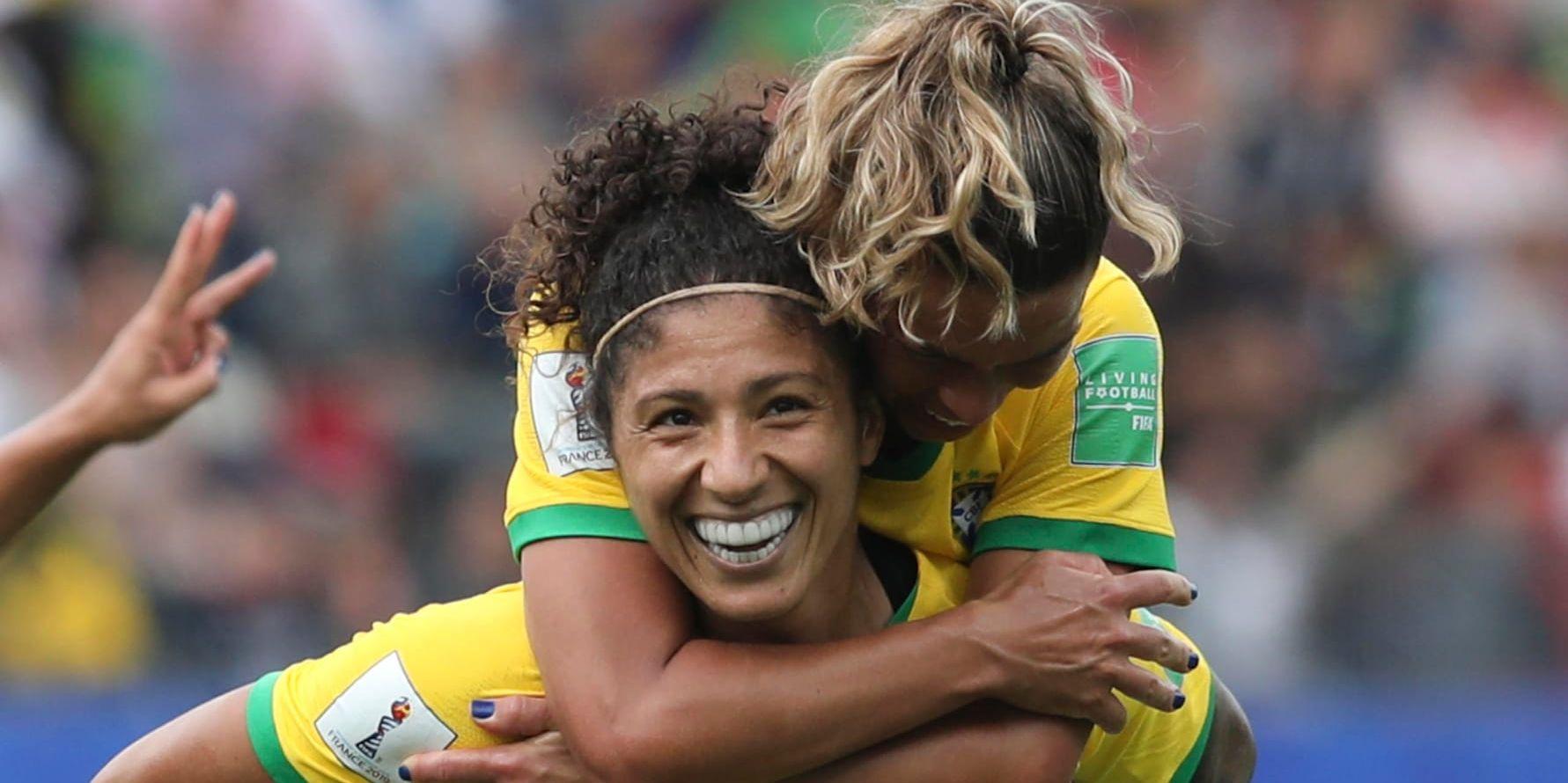 Cristiane och Brasilien hade all anledning att le i gruppspelsmötet med Jamaica (3–0) i Grenoble.