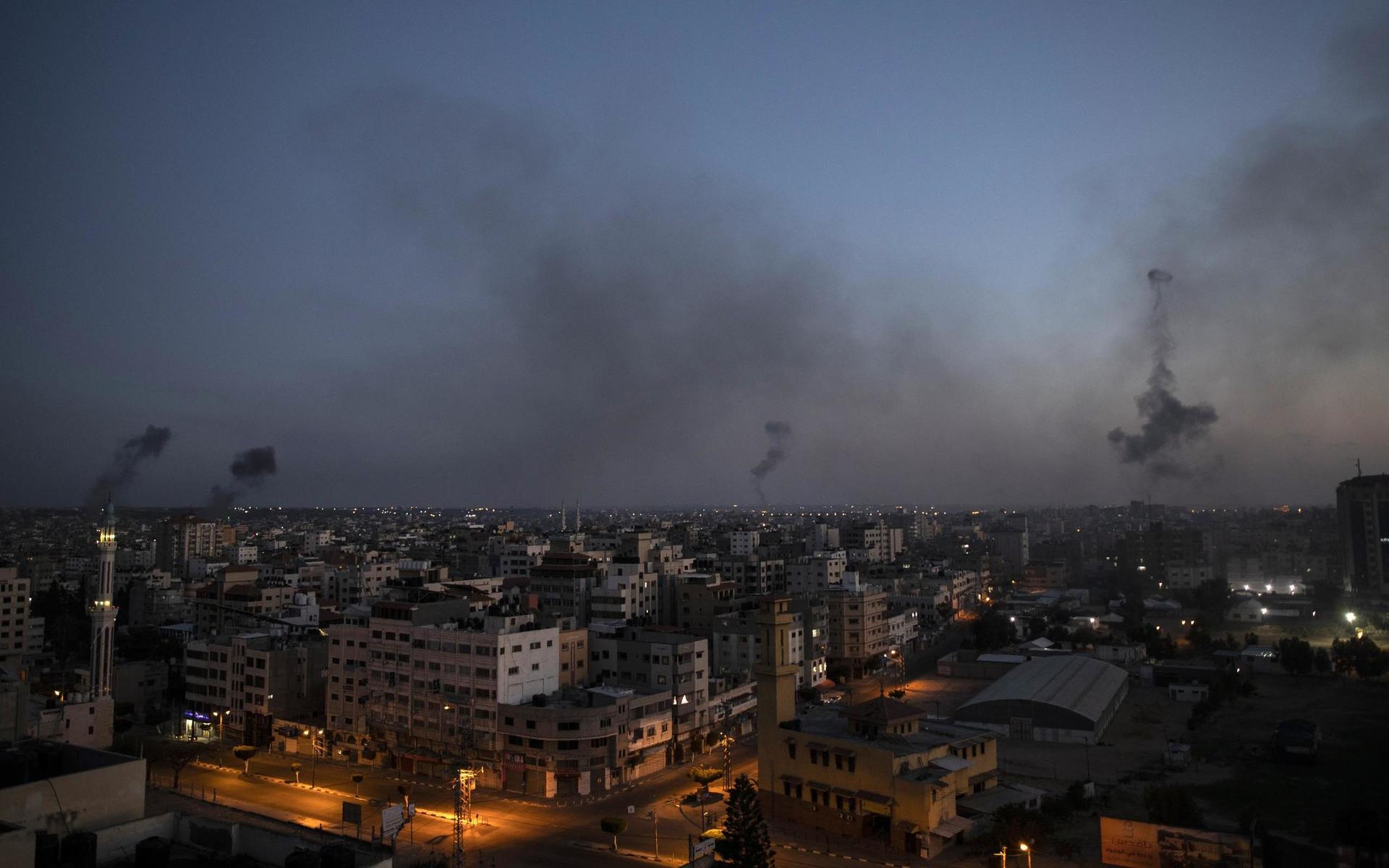 Svart rök efter israelisk luftattack mot Gaza. Onsdag 12 maj.