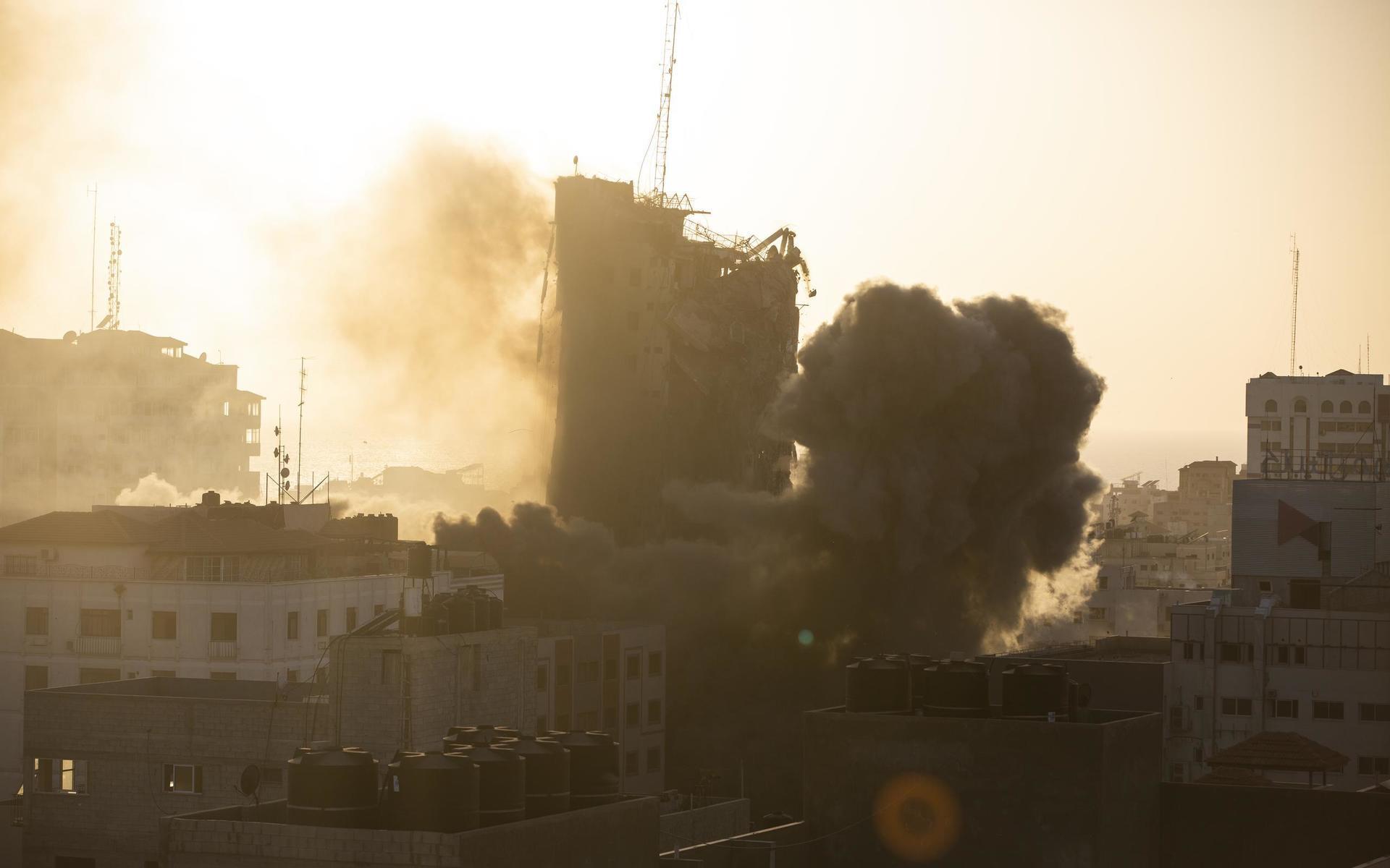 Rök och eld efter att en byggnad rasat efter attack mot Gaza. 12 maj. 