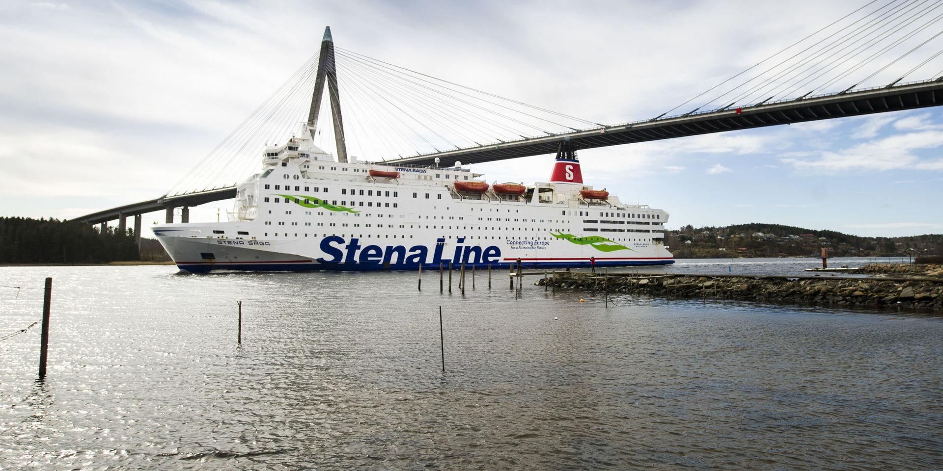 Stena Saga passerar Uddevallabron för att senare lägga till i Uddevalla hamn under coronakrisen.