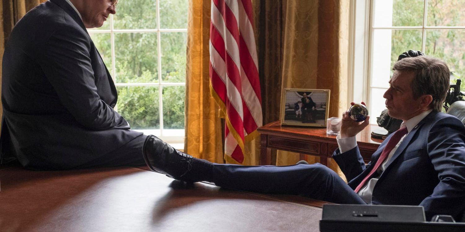 Christian Bale i rollen som USA:s forne vicepresident Dick Cheney och Sam Rockwell i rollen som president George W Bush i "Vice". Pressbild.