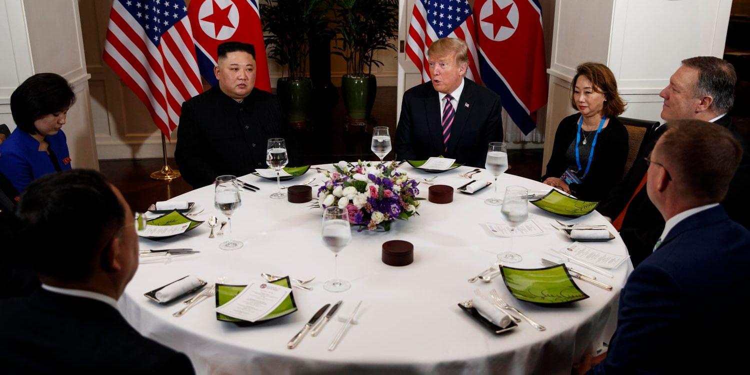 USA:s president Donald Trump talar under en middag med Nordkoreas ledare Kim Jong-Un på onsdagen.