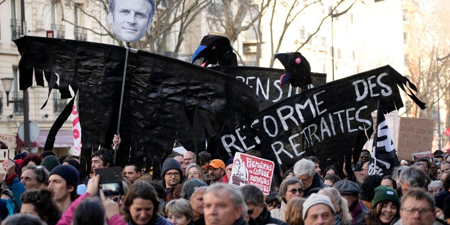 Demonstranter på Paris gator som protesterar mot regeringens planer på att höja pensionsåldern.