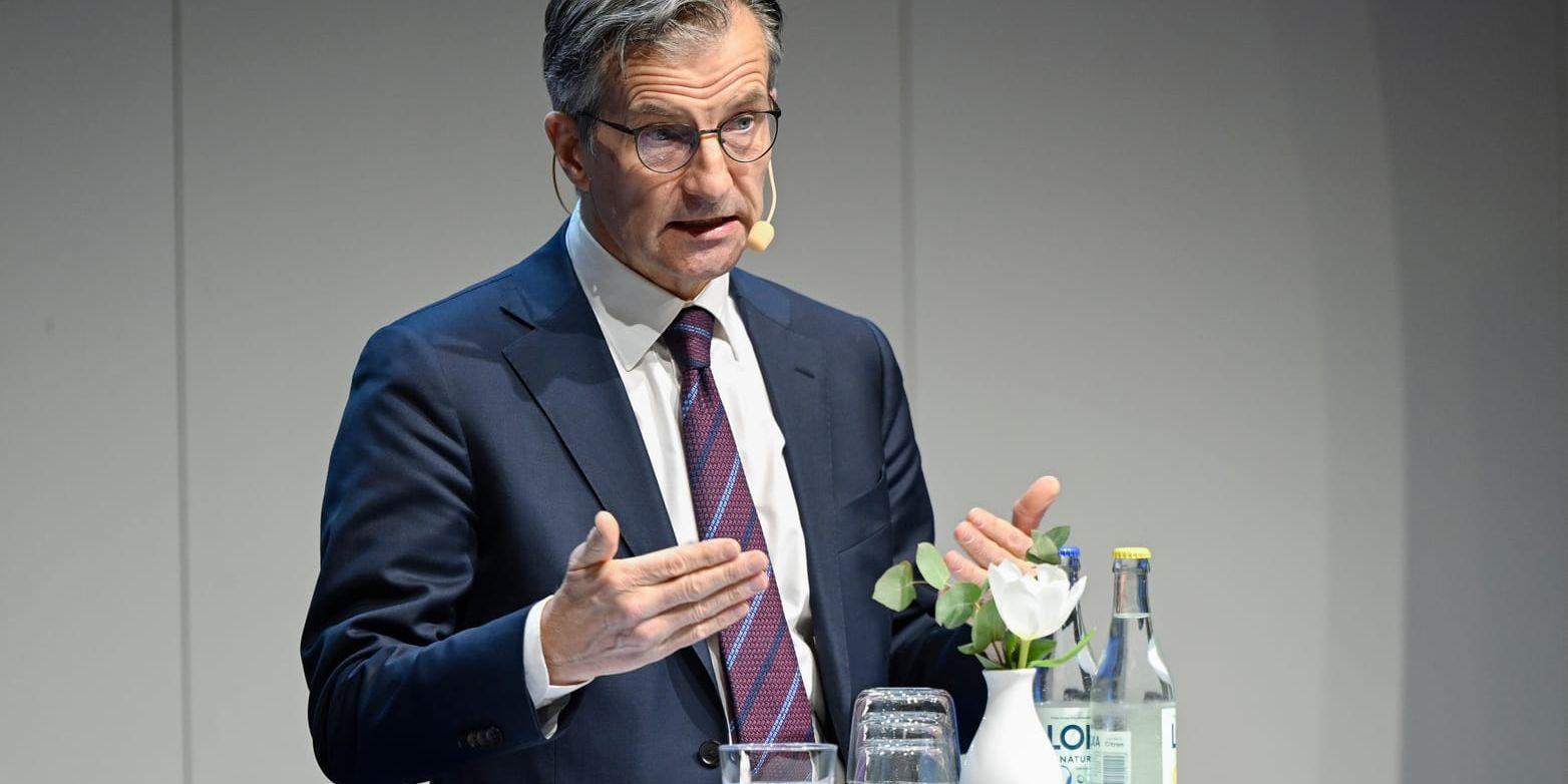 Obeveklig. Riksbankchef Erik Thedéen vill höja räntan även om risken är stor för att många människor inte kommer att klara de ökade kostnaderna.