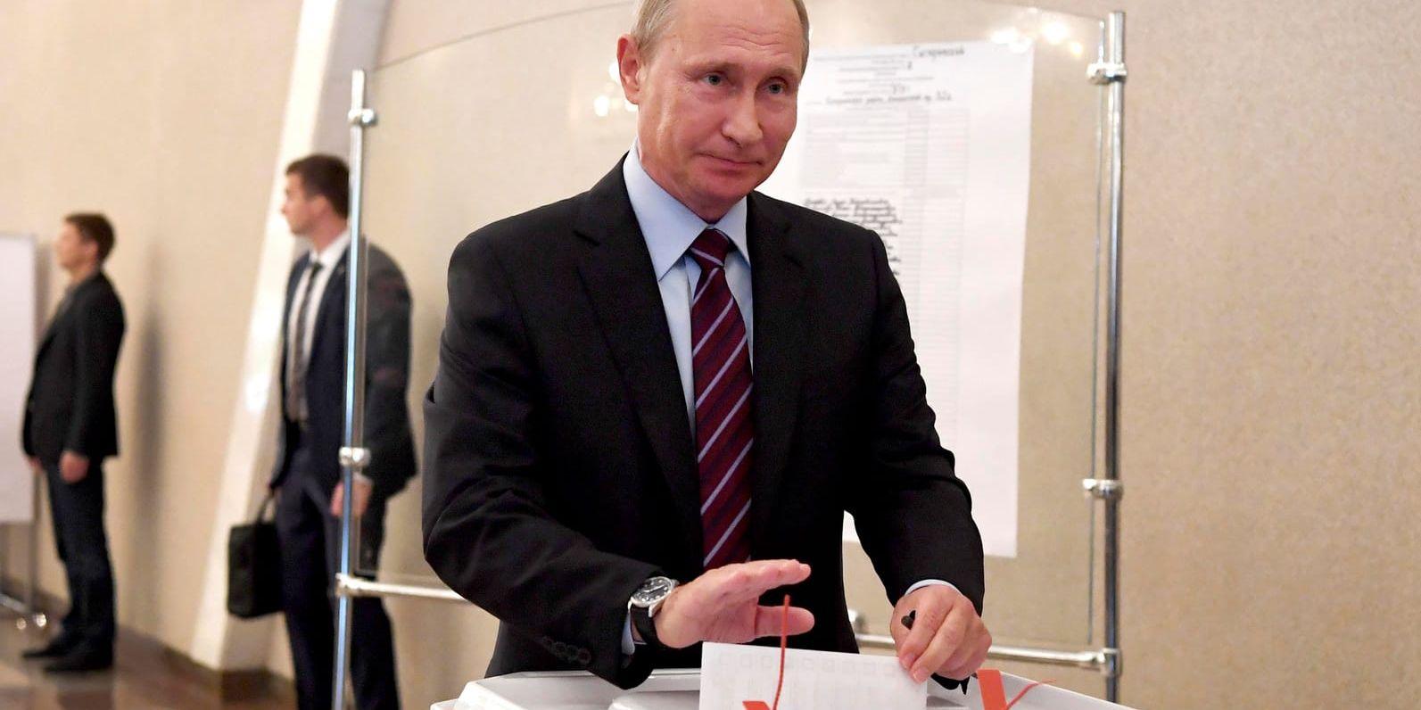 President Vladimir Putin lägger sin röst i de ryska lokal- och guvernörsvalen.