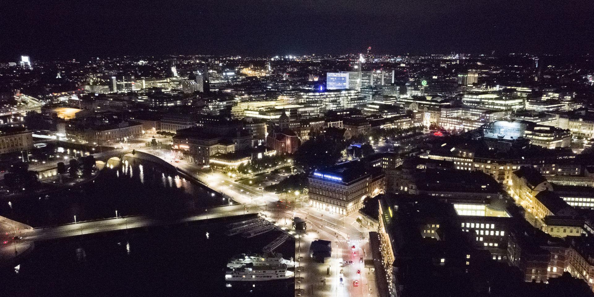 Städers nattbelysning hjälper forskare att beräkna hur mycket energi som används i olika regioner, och vilken uppvärmning detta leder till. Här ses Stockholms city, med Strömkajen och Grand Hotel i förgrunden. Arkivbild.