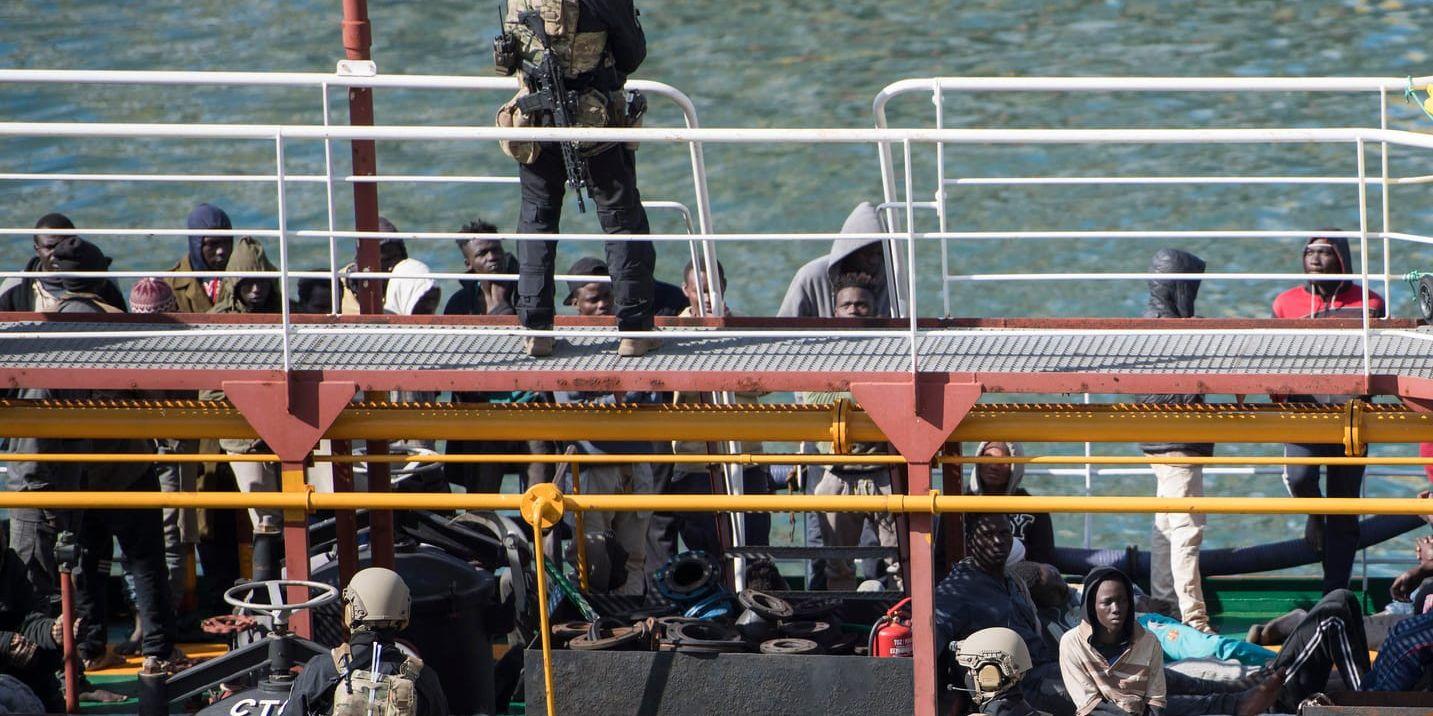 Maltesiska specialstyrkor ombord på handelsfartyget som kapats av migranter.