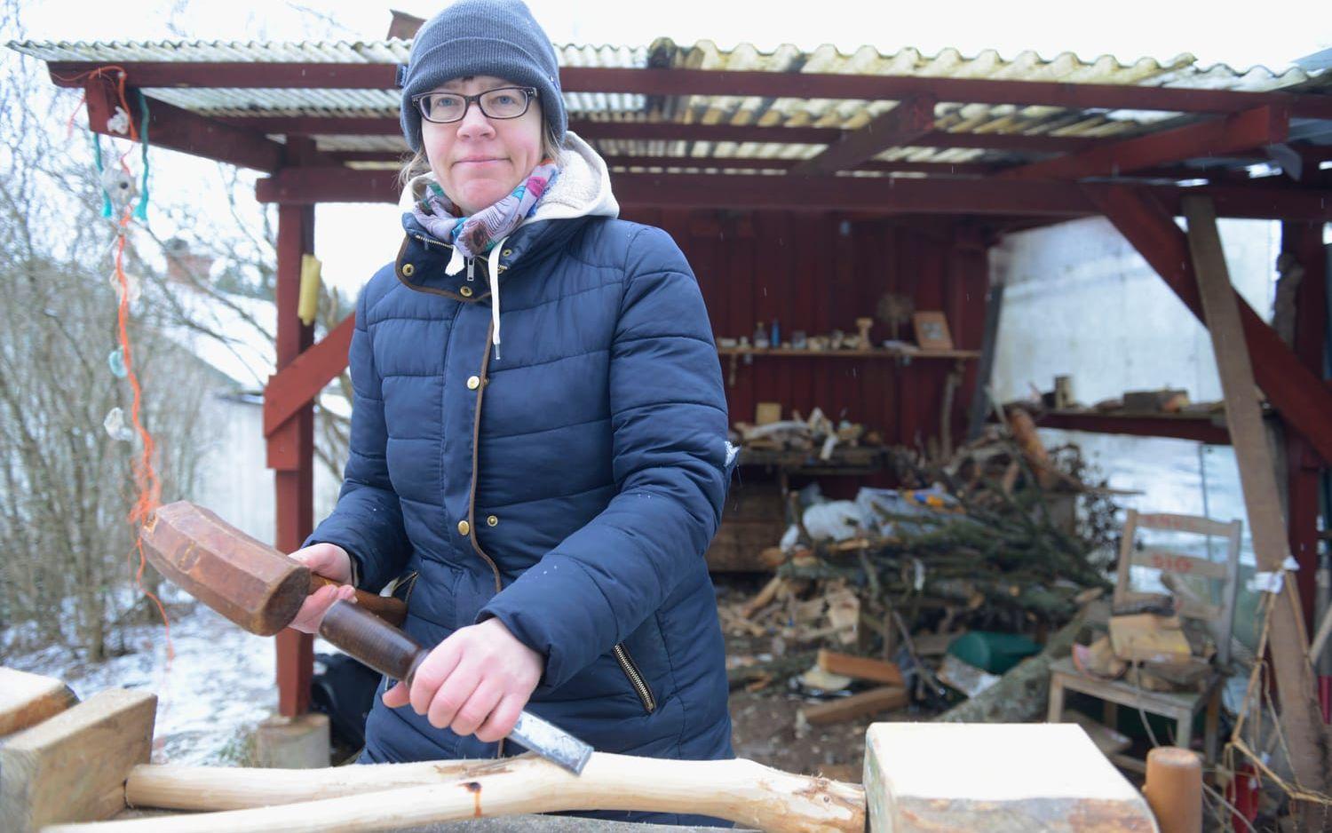 I. Här växer det mesta av Annika Wennbergs konst fram. Med den egentillverkad kilbänk och träklubba skrider hon till verket.