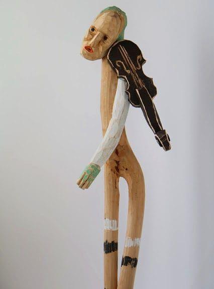 Fiolmannen, en av Wennbergs träskulpturer som ställs ut på Galleri 1 i Göteborg.