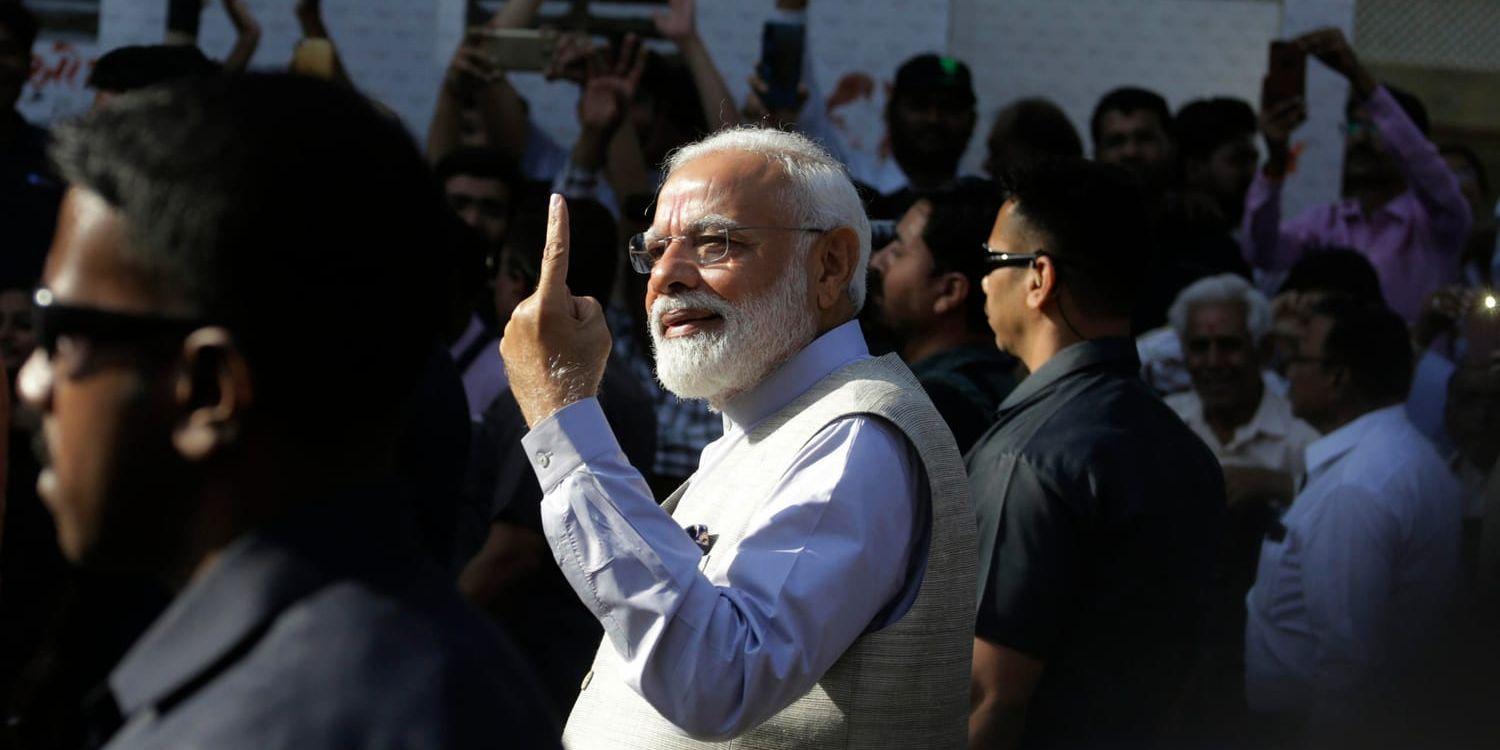 Indiens premiärminister Narendra Modi visar upp bläcket på sitt finger efter att ha röstat i valet.