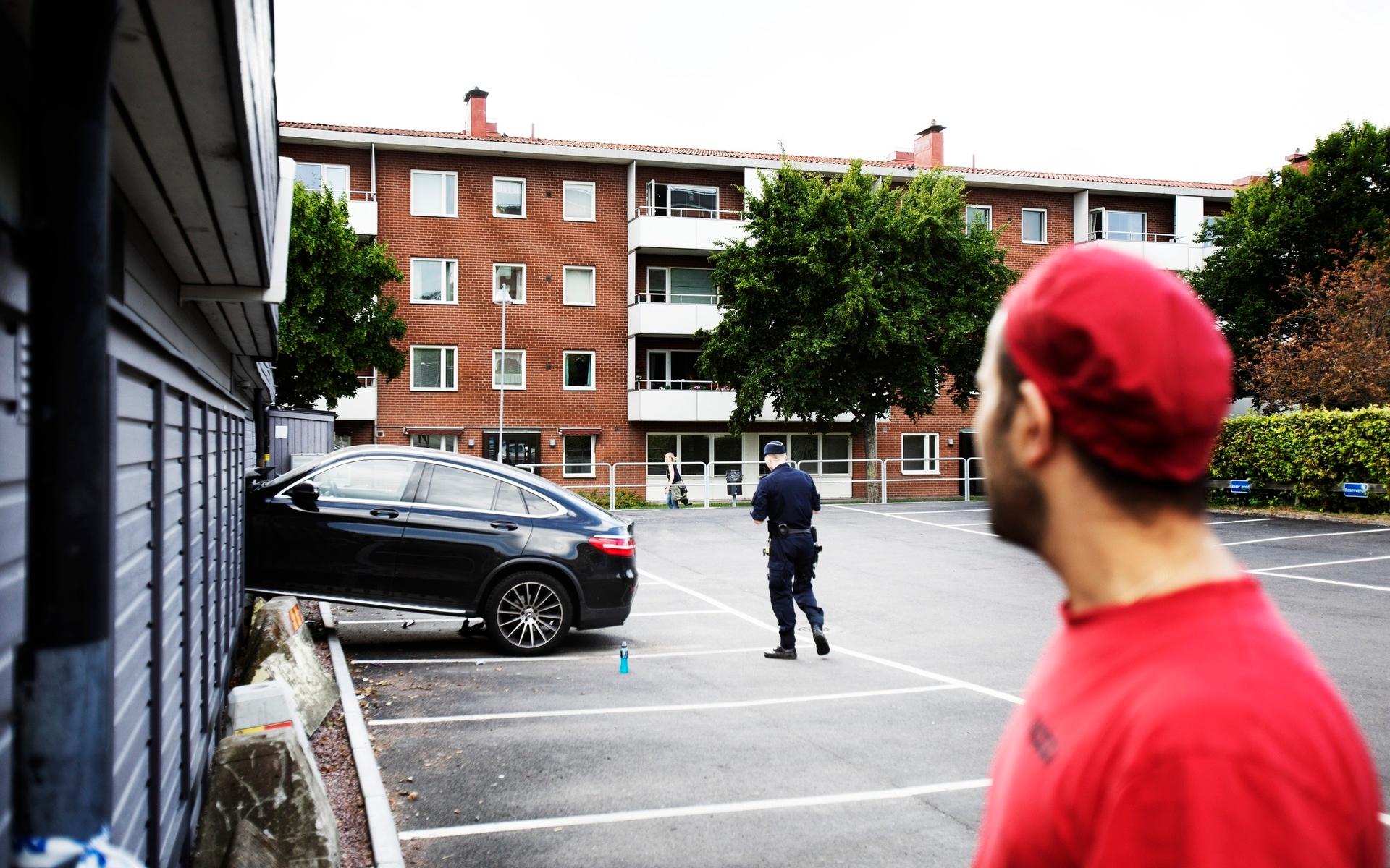 Vid 17-tiden på onsdagen larmades räddningstjänst, polis och ambulans till Brunnsbotroget på Hisingen efter att en personbil körts in i fasaden på en pizzeria. 
