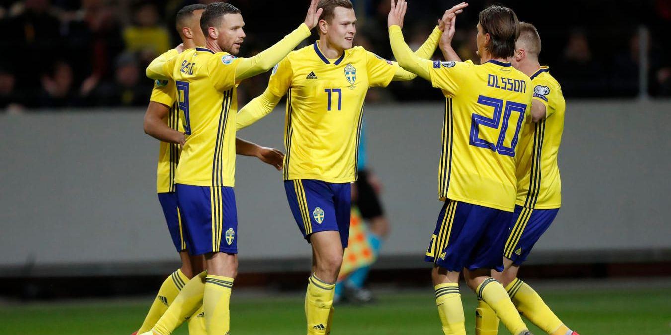 Viktor Claesson, mitten, gjorde ett av Sveriges mål i 2–1-segern hemma mot Rumänien.