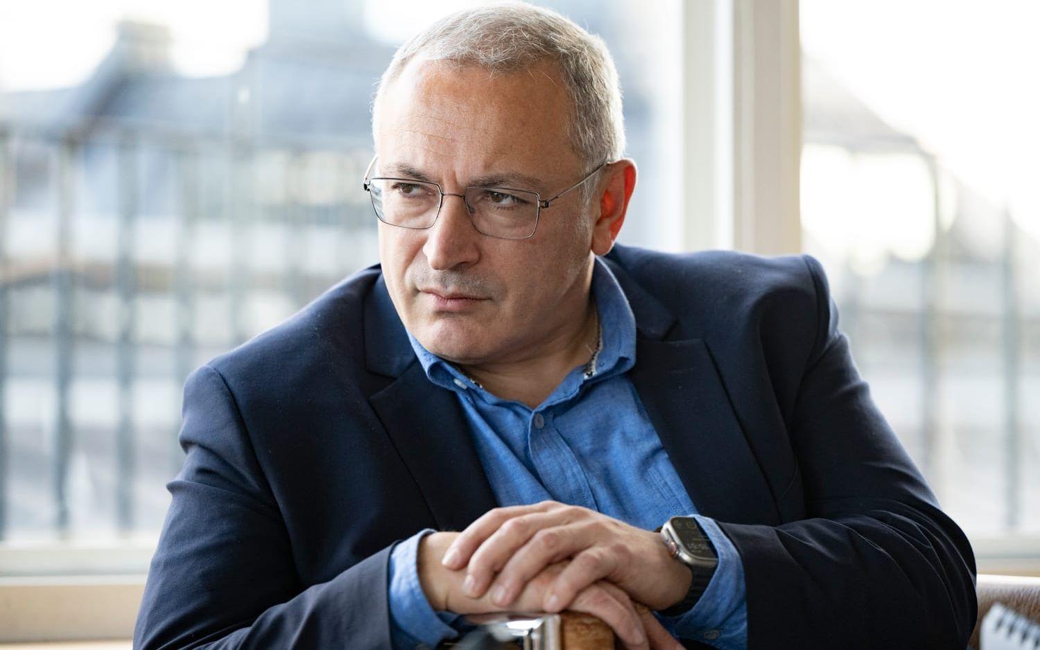Tidigare oligarken Michail Chodorkovskij försöker med flera andra att samla den ryska oppositionen. I veckan besökte han Handelshögskolan i Stockholm.