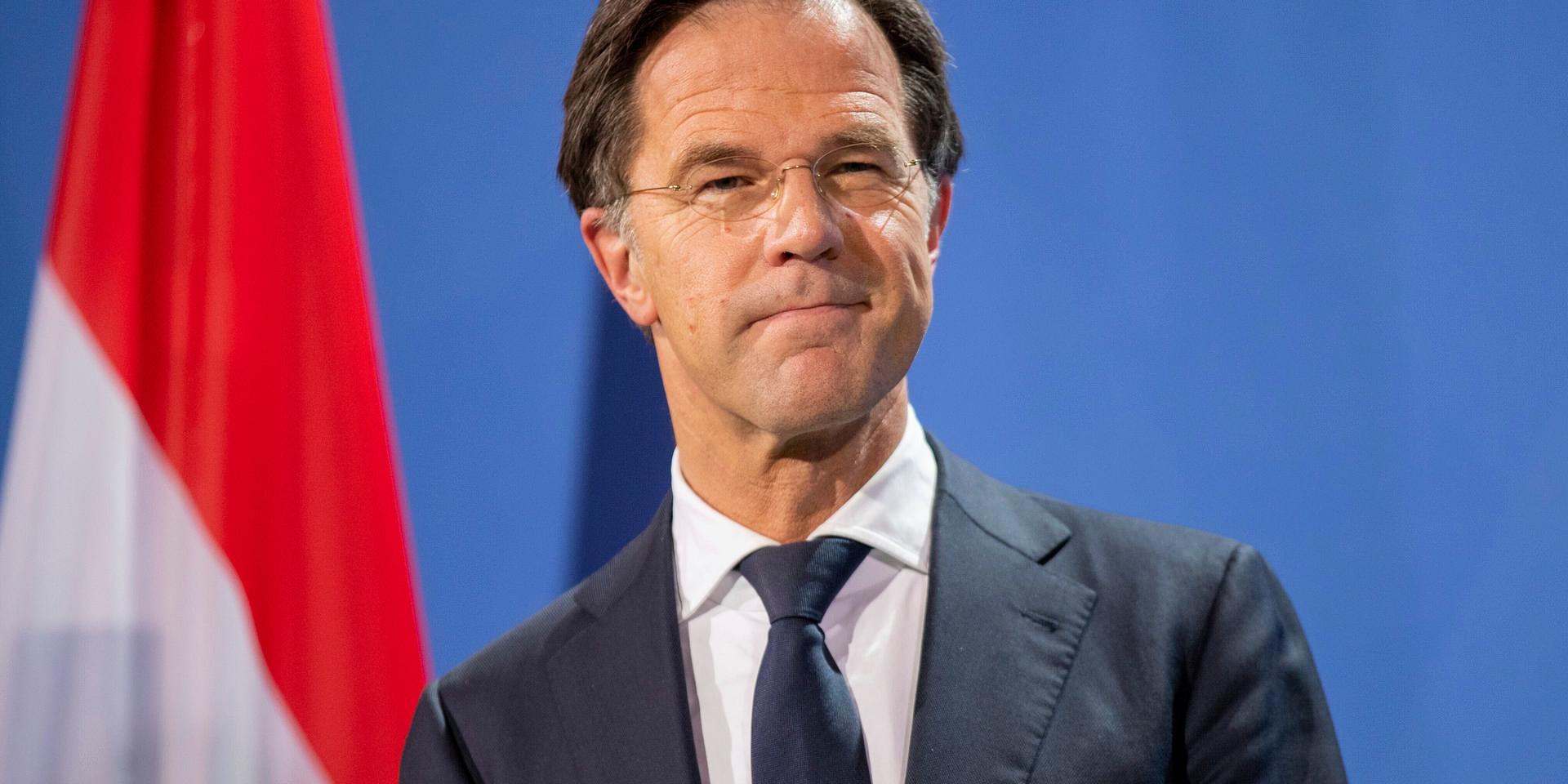 Nederländernas premiärminister Mark Rutte säger att regeringen tar en risk genom att lätta på restriktionerna. Arkivbild.