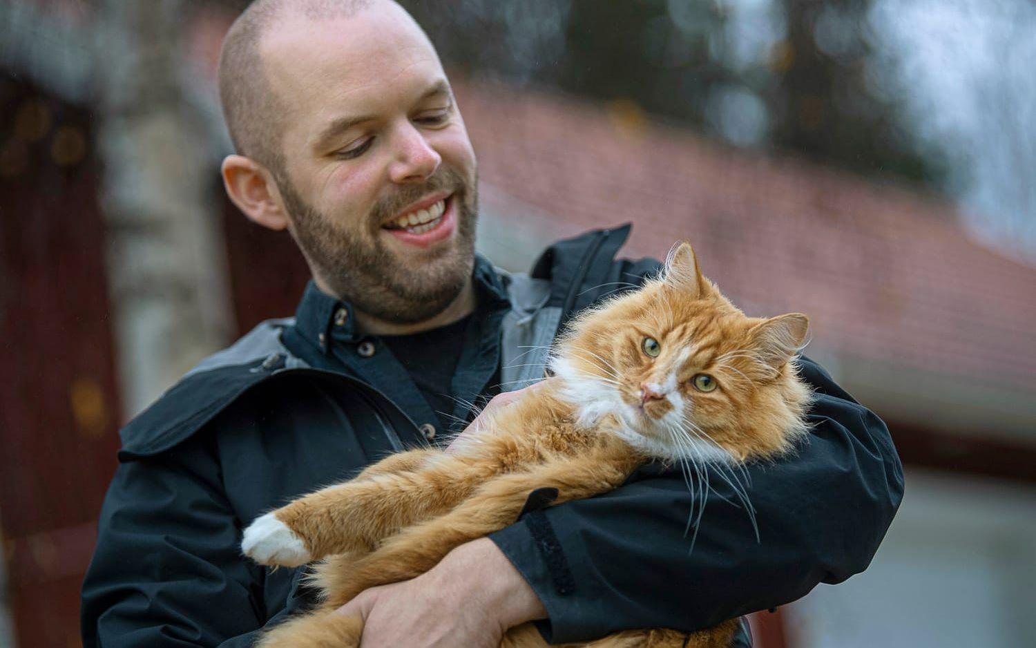 Familjen har två katter som blir Johannes Skoogs kollegor när han arbetar hemma.