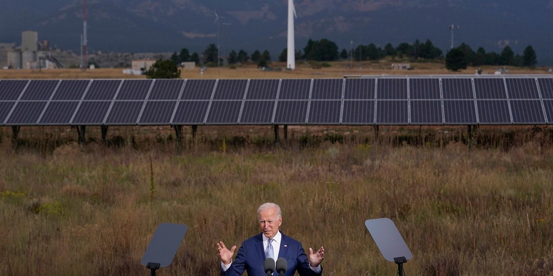 USA:s president Joe Biden håller ett tal vid en sol- och vindenergianläggning i Arvanda, Colorado, på tisdagen.