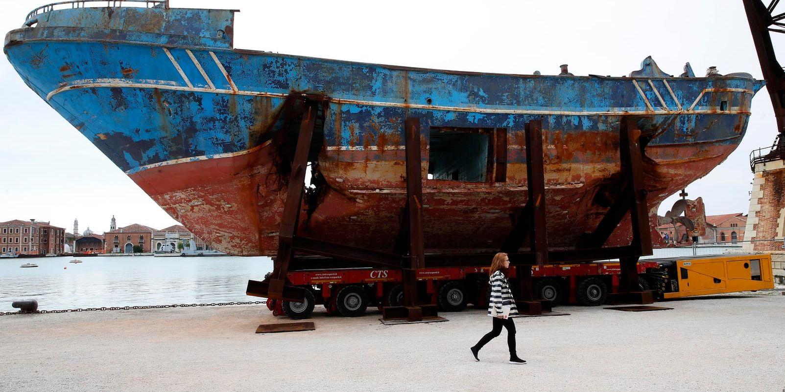 Båten Barca Nostra förlista på Medelhavet 2015 med över 700 migranter och flyktingar ombord – varav bara ett 20-tal överlevde. I år har vraket väckt stor uppmärksamhet när det ställts ut av schweiziske konstnären Christoph Büchel under biennalen i Venedig. Arkivfoto.