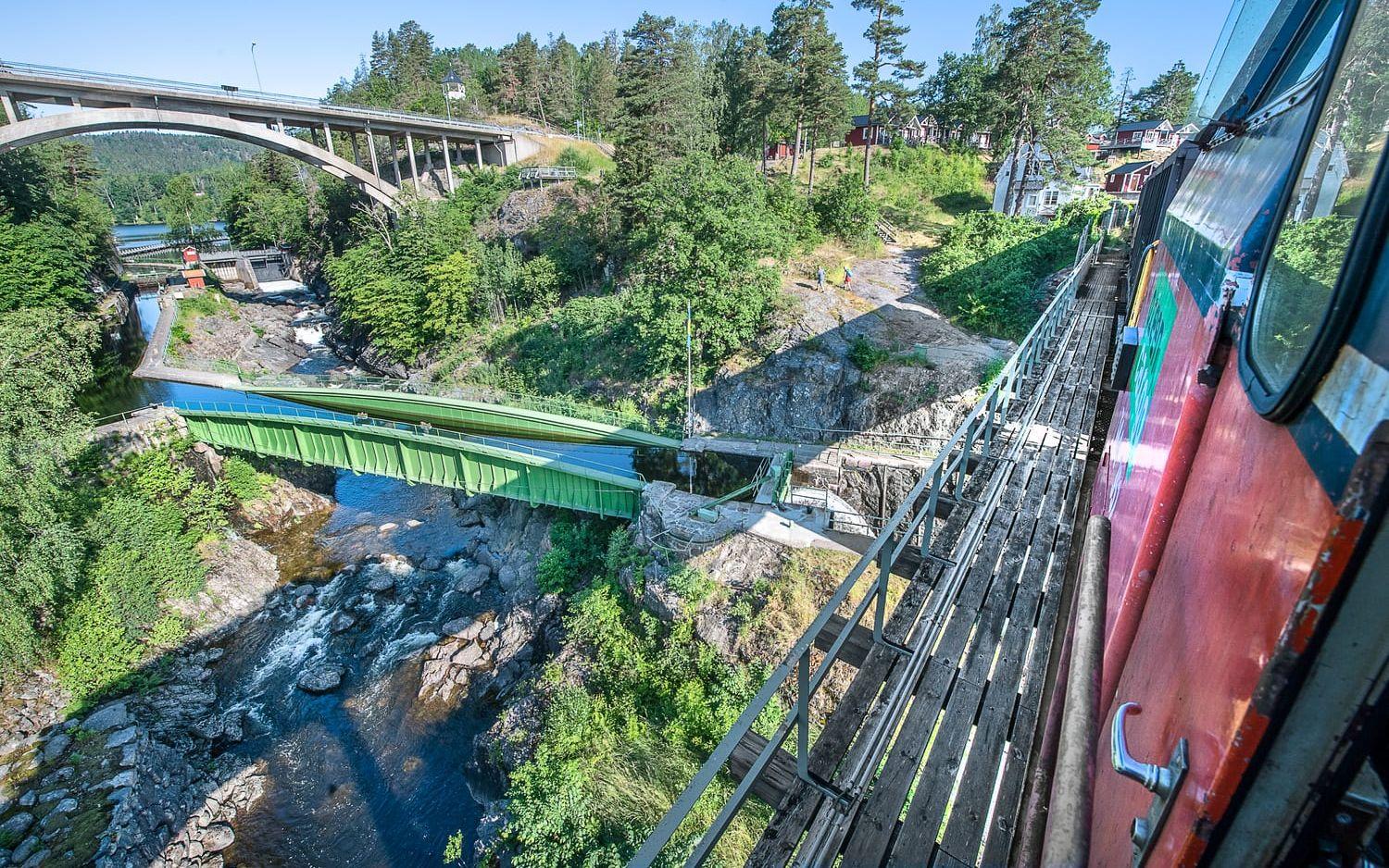 Billingsfors DVVJ - Dal Västra Värmlands Järnväg Godståg , diesellok Akvedukten i Håverud