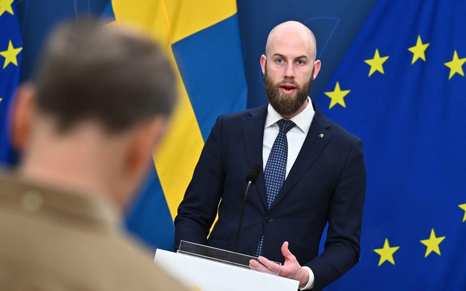 Carl-Oskar Bohlin (M), minister för civilt försvar, under onsdagens pressträff om cyberhotbilden mot kritisk infrastruktur.