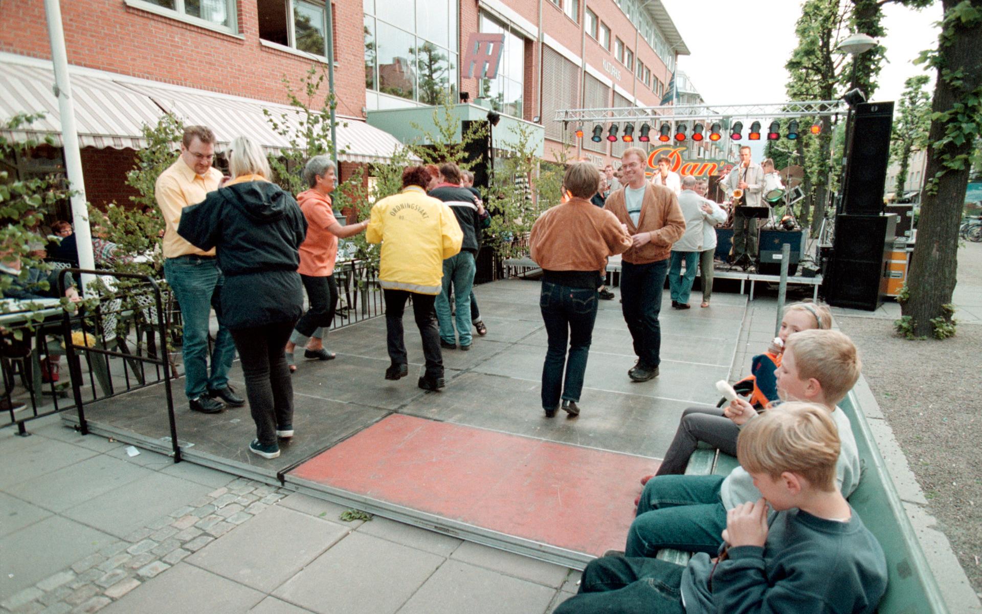 Dans utanför Folkets Hus 2000. 