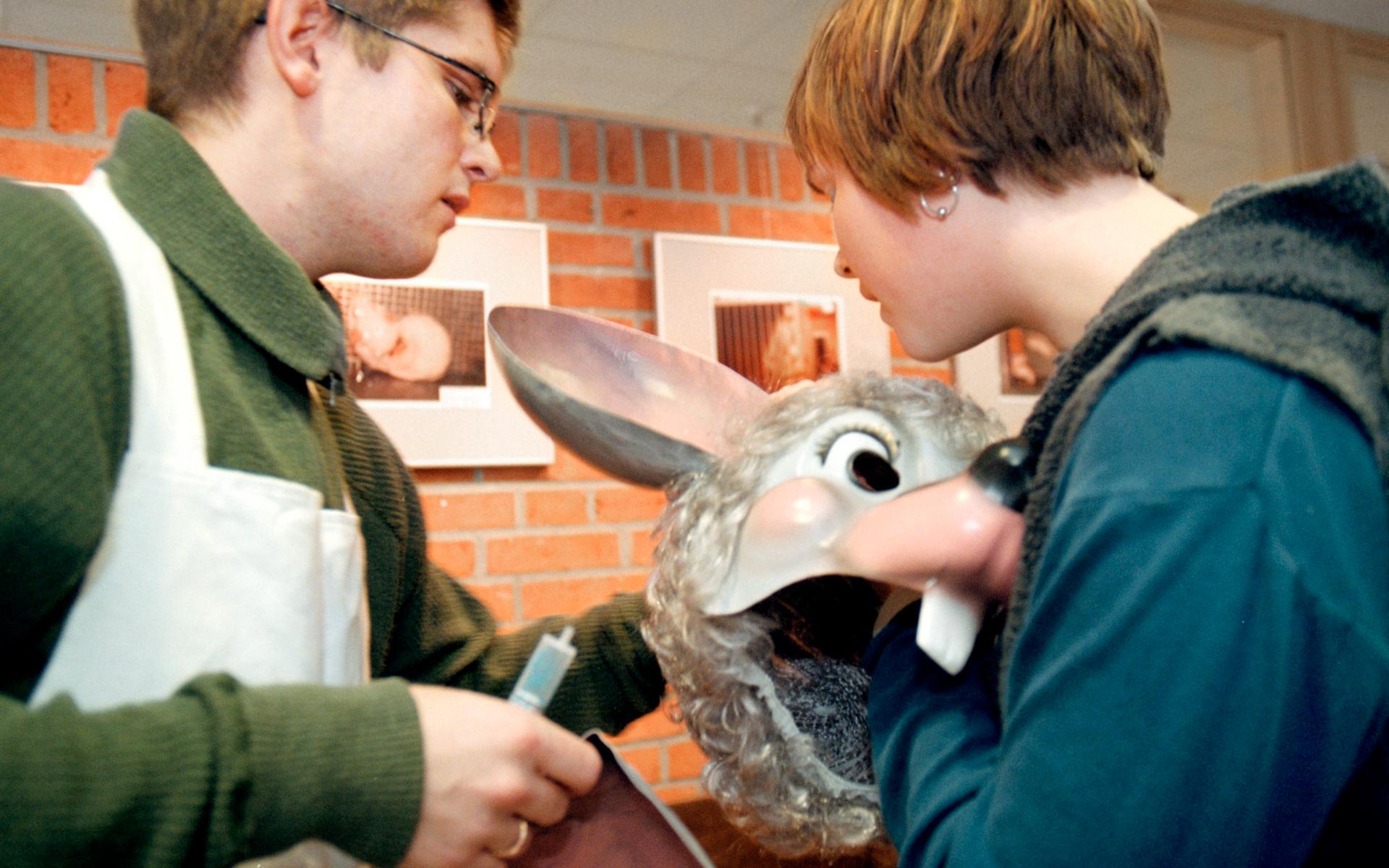 David Myrvold och Elin Svensson, djurrättsaktivister, förbereder utställning i Folkets hus och aktion för djuren rätt. 2000. 