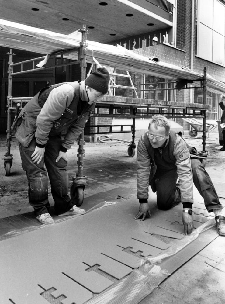 1990. Peter Lind och Morgan Lundqvist arbetar med skylten för Hebeteatern. 