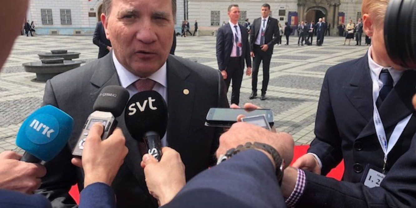 Statsminister Stefan Löfven (S) pratar med journalister i samband med EU-toppmötet i Sibiu.