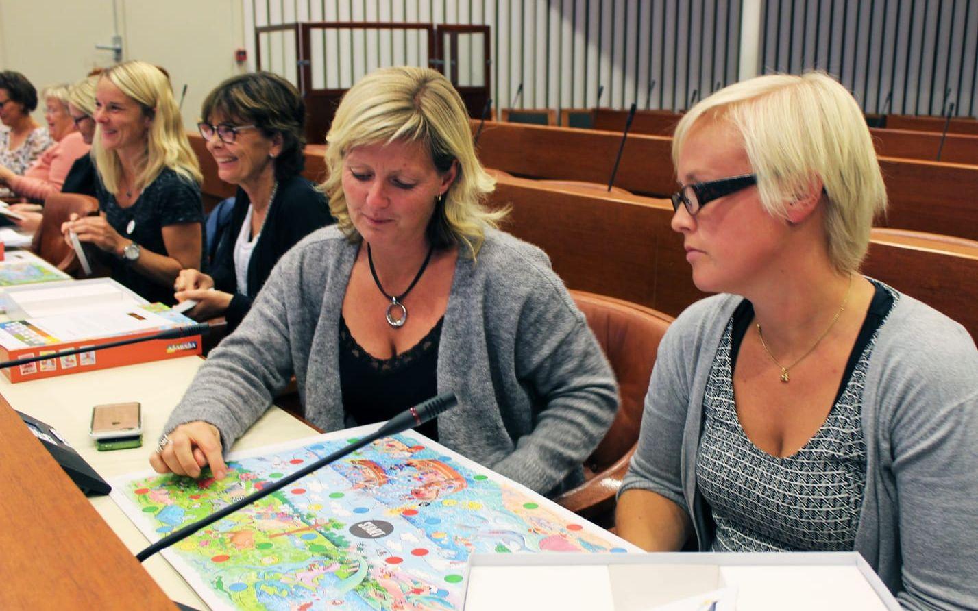 Nytt verktyg. Anna-Karin Stefansson, förskolechef, och Karoline Hermansson, förskolelärare, undersökte hur spelplanen såg ut.