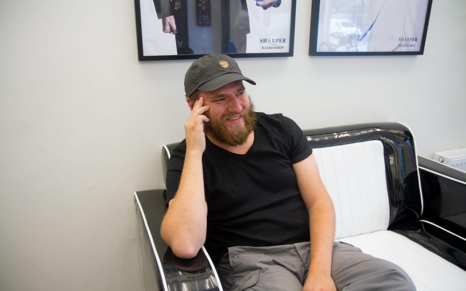 Petter Karlsson gillar sitt skägg och går till barberaren regelbundet. "Jag kommer att behålla skägget så länge det går. Skägg är snyggt och respektingivande", säger han. Bild: Eva Alverbratt