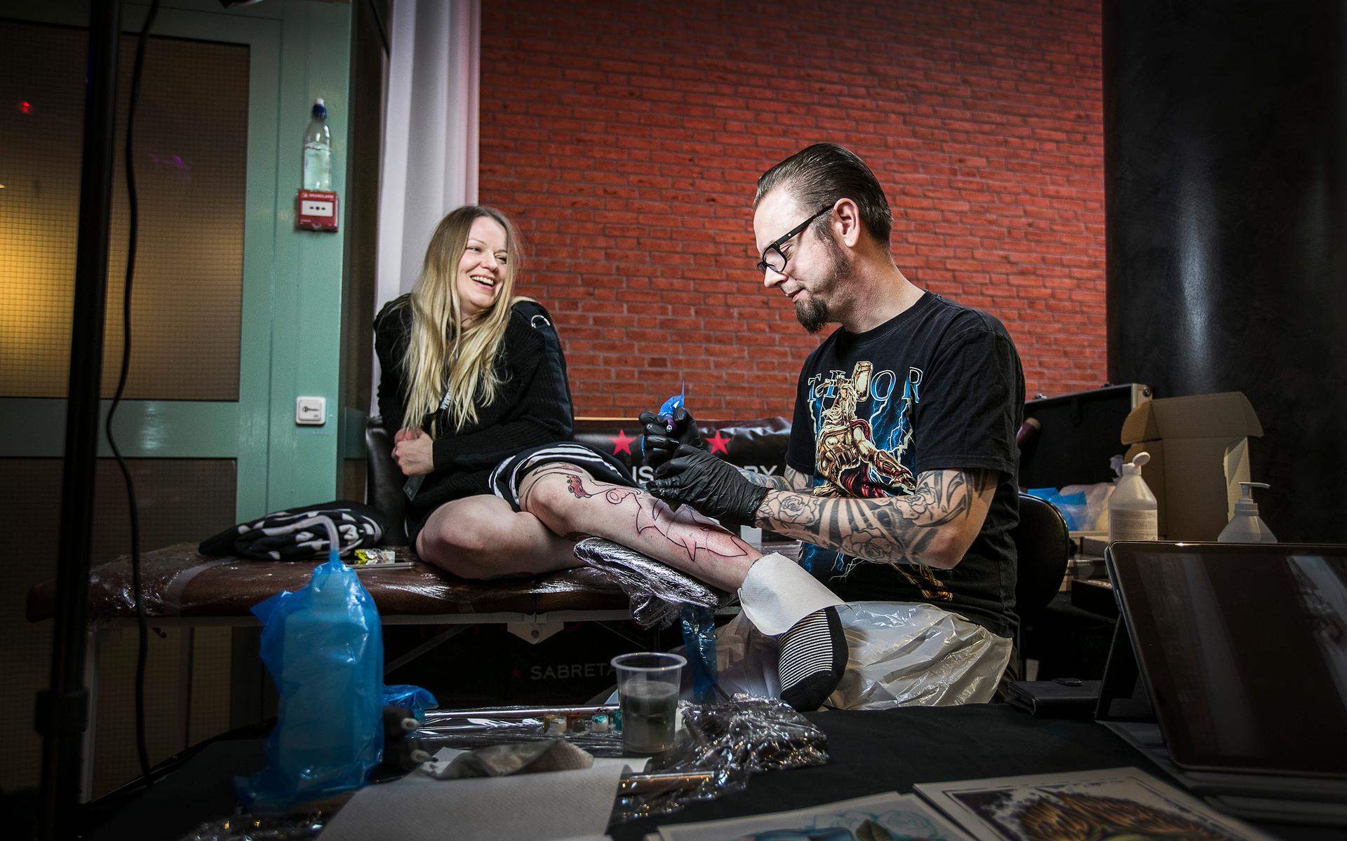  Mikaela Nordin från Lindesberg kom till helgens Tattoo Meltdown för att tatuera in en bläckfisk längst med hela sitt vänstra ben. Barry Halldan från Örebro håller i tatueringsmaskinen. 