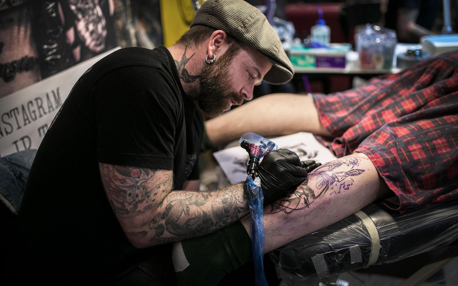 Tatueraren Joakim Petersson arbetar för fullt.