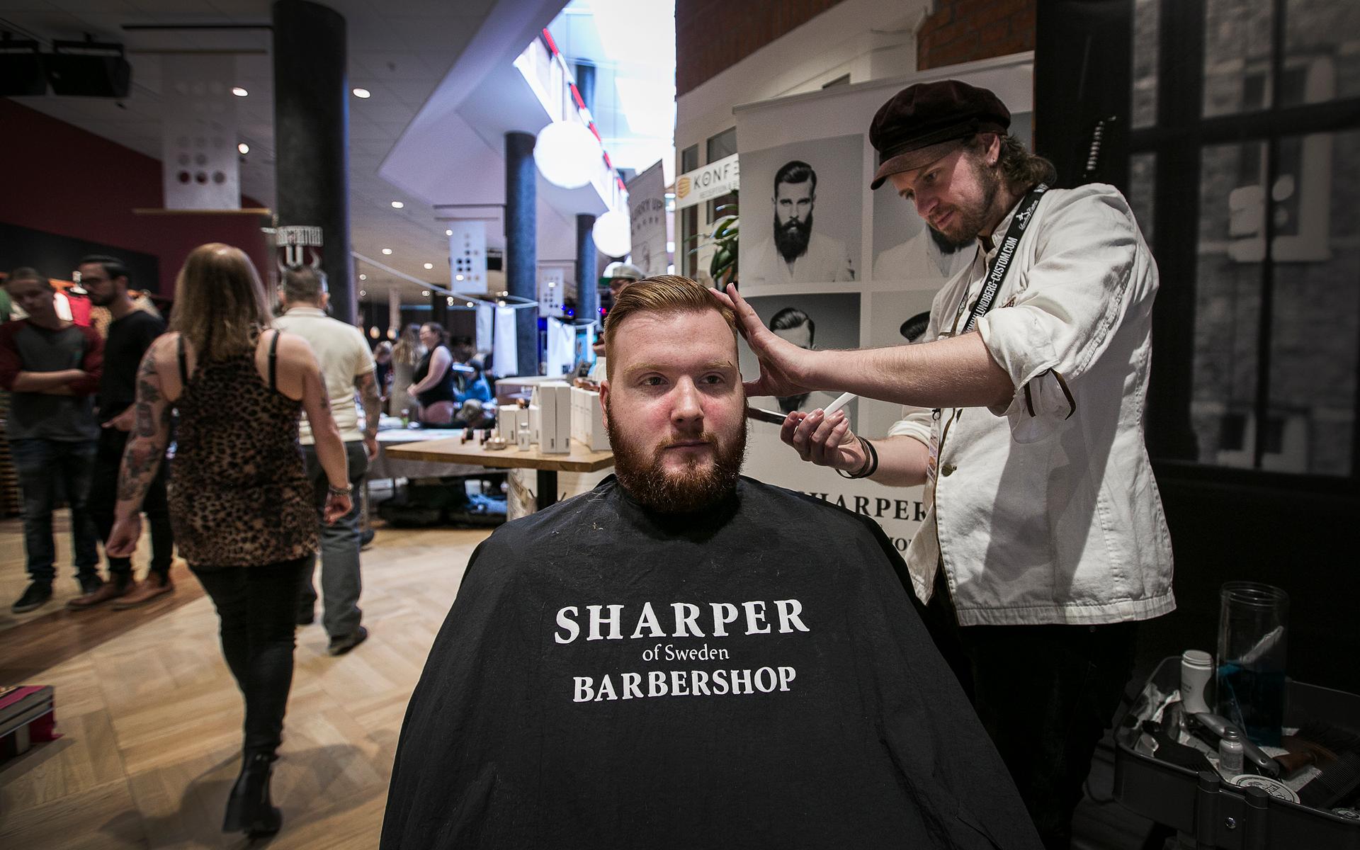 Barberare Martin Söderberg fixar håret på Karl Holmkvist.