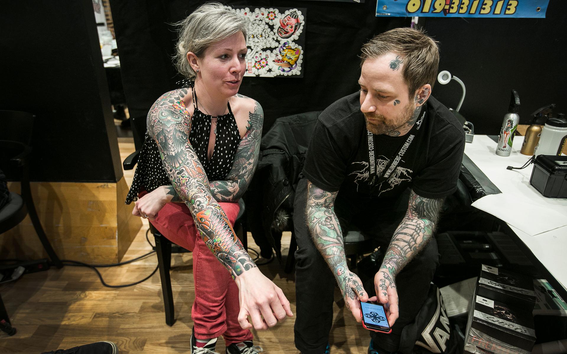Maria Englund pratar tatueringar med Marcus Holmberg.