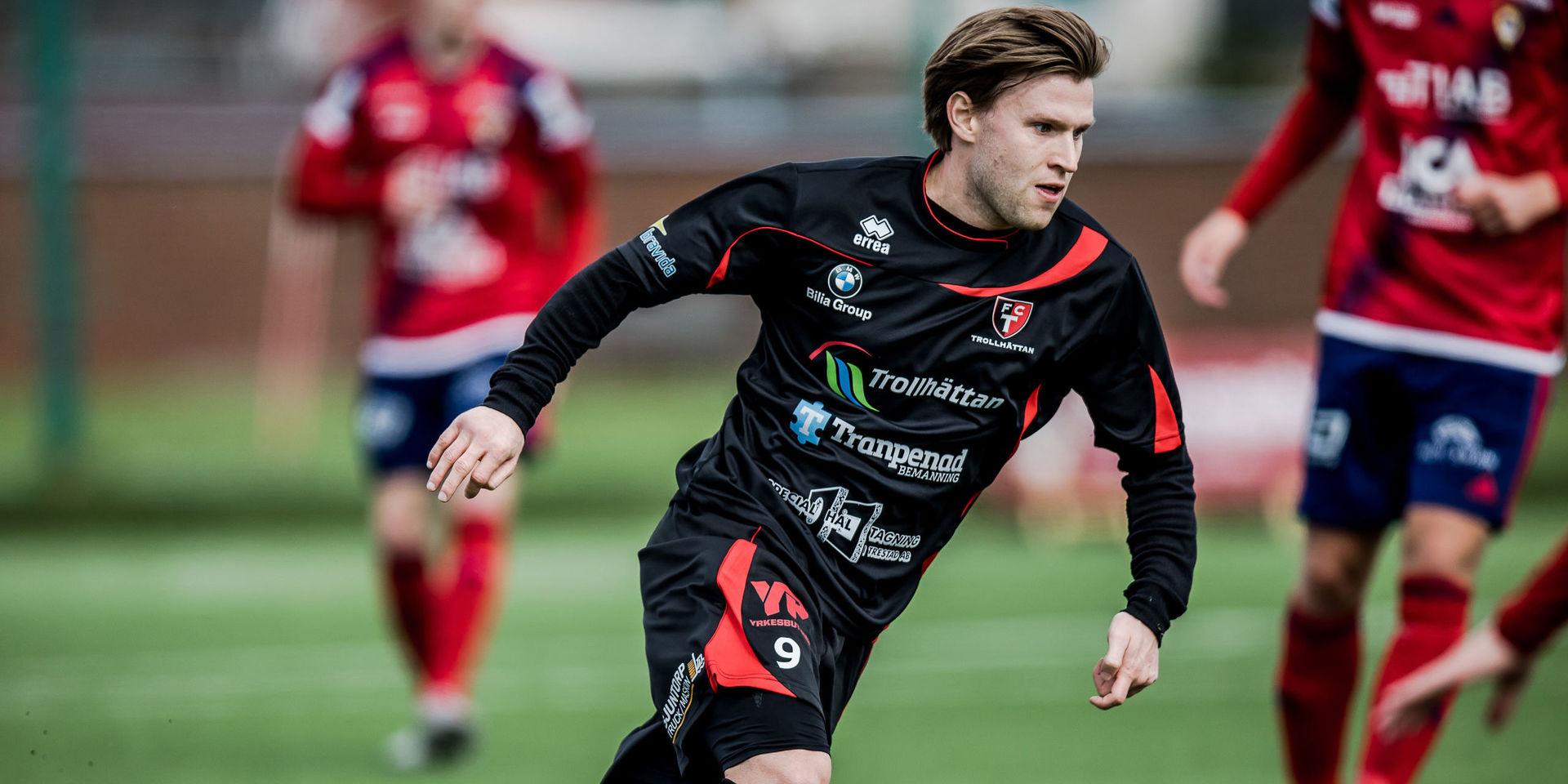 Johan Lundgren fortsätter karriären i Trollhättans FK, en övergång som gör TFK till favorit i Västergötlands division 4 Södra.