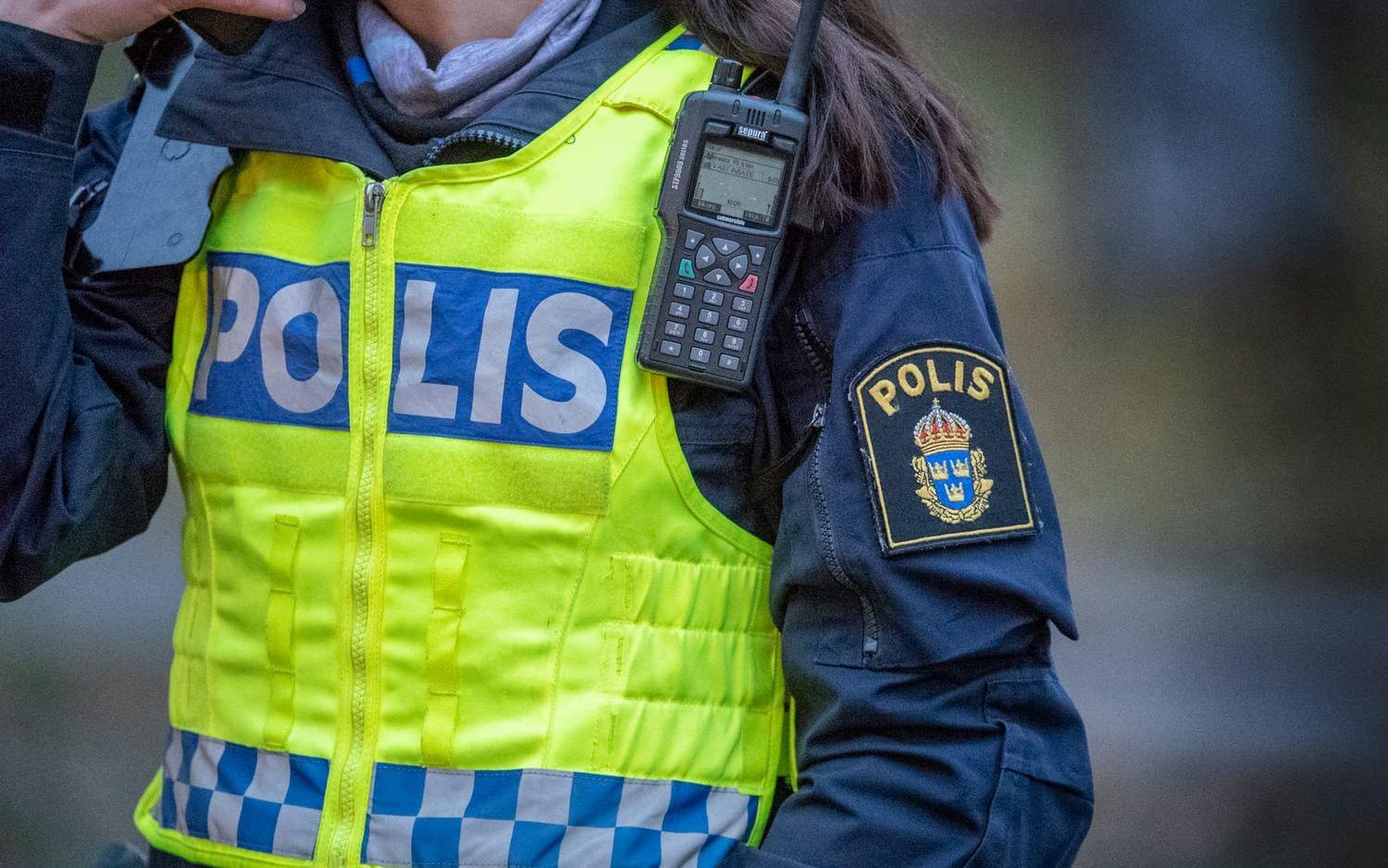 Två personer sitter anhållna efter att utemöbler stals från Mio möbler vid Båberg under fredagskvällen. 