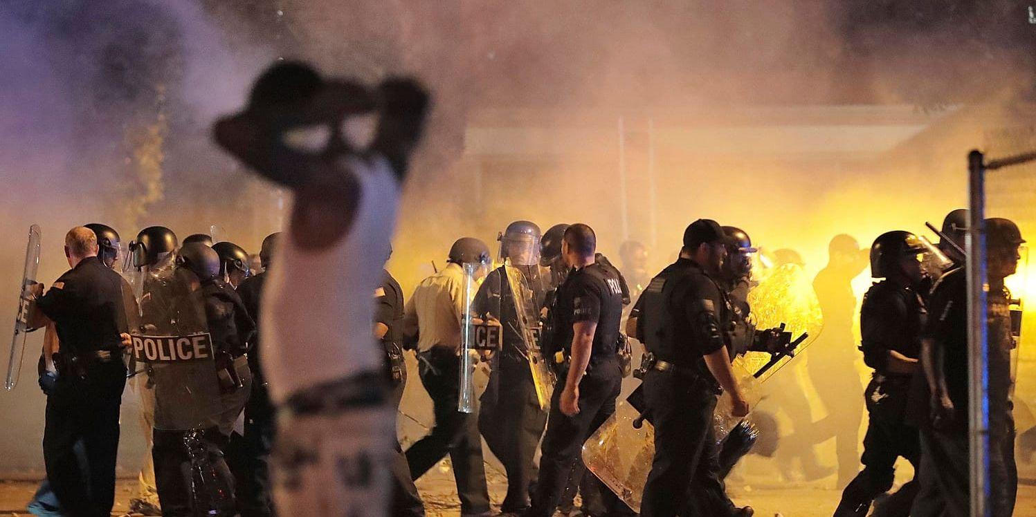 Polis använde tårgas mot demonstranterna i Memphis på onsdagskvällen.