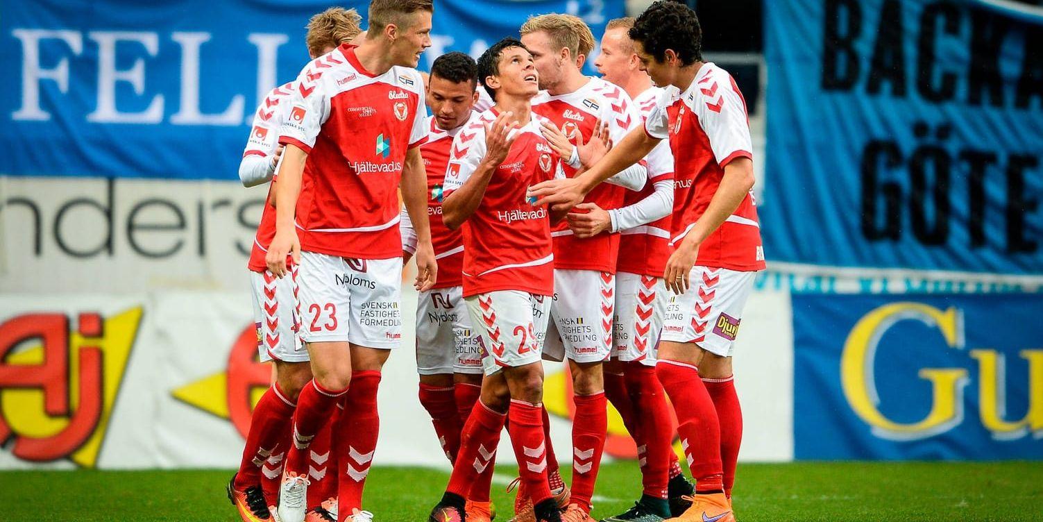 Kalmars Romario (i mitten) jublar efter sitt 2-0 mål under söndagens allsvenska fotbollsmatch mellan Kalmar FF och IFK Göteborg på Guldfågeln Arena i Kalmar.