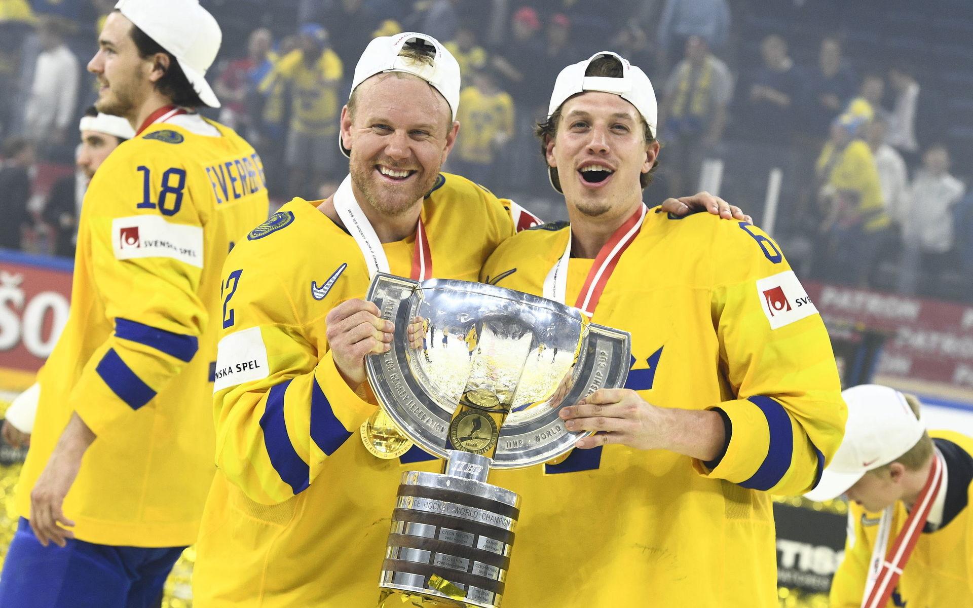 Patric Hörnqvist, till vänster, och Rickard Rakell firar med VM-bucklan.