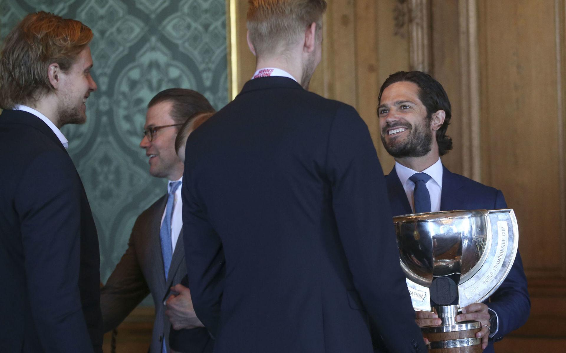 Prins Daniel och och Prins Carl Philip gratulerar Tre Kronor.