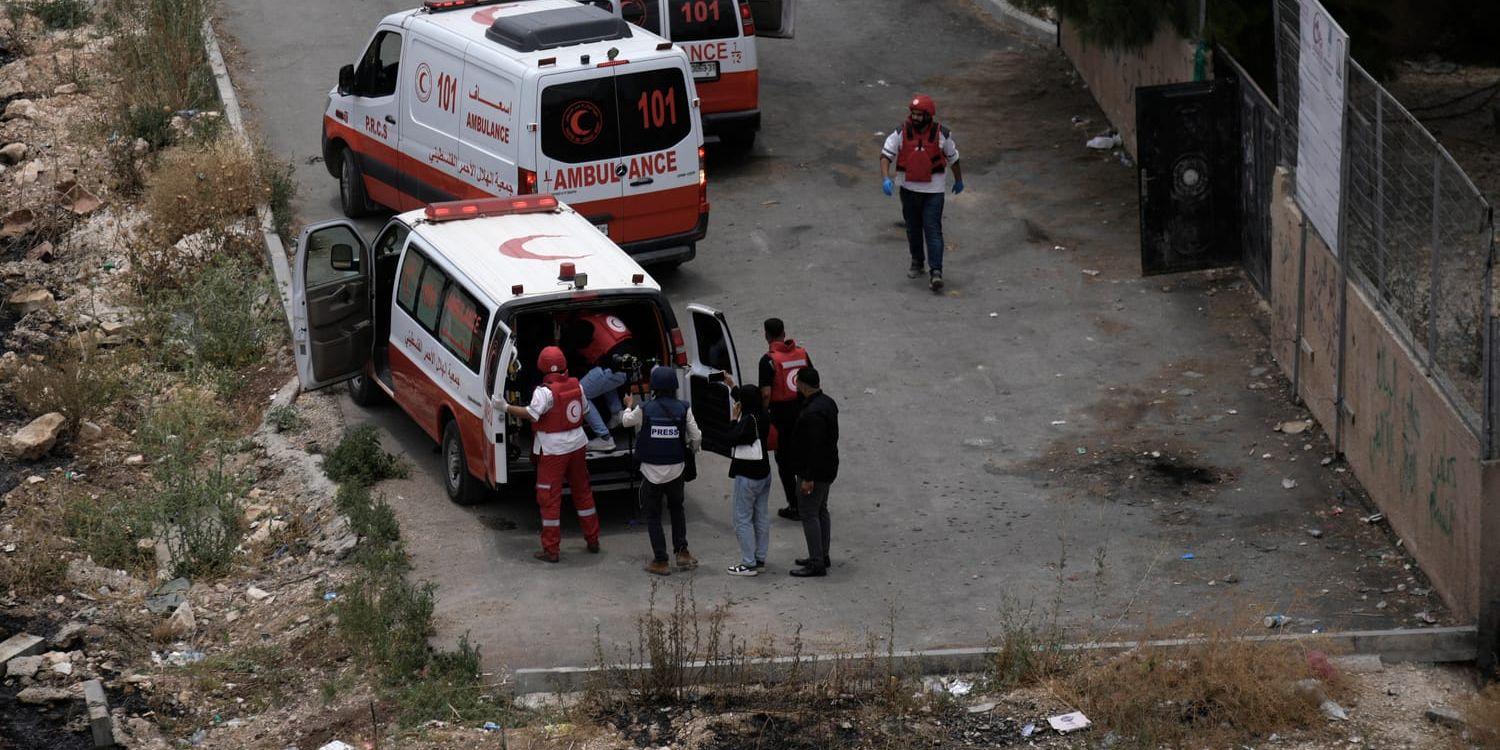 Ambulanser från Röda Halvmånen på plats efter striderna i Jenin i måndags.