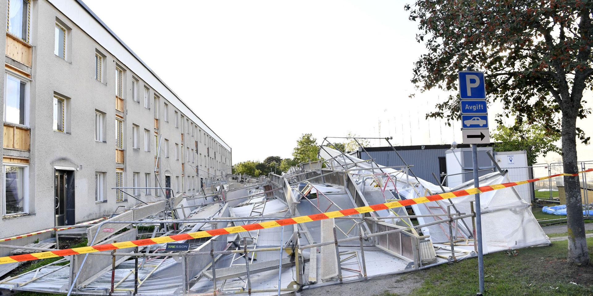 En byggnadsställning har rasat i den hårda vinden på Snapphanevägen i Jakobsberg.