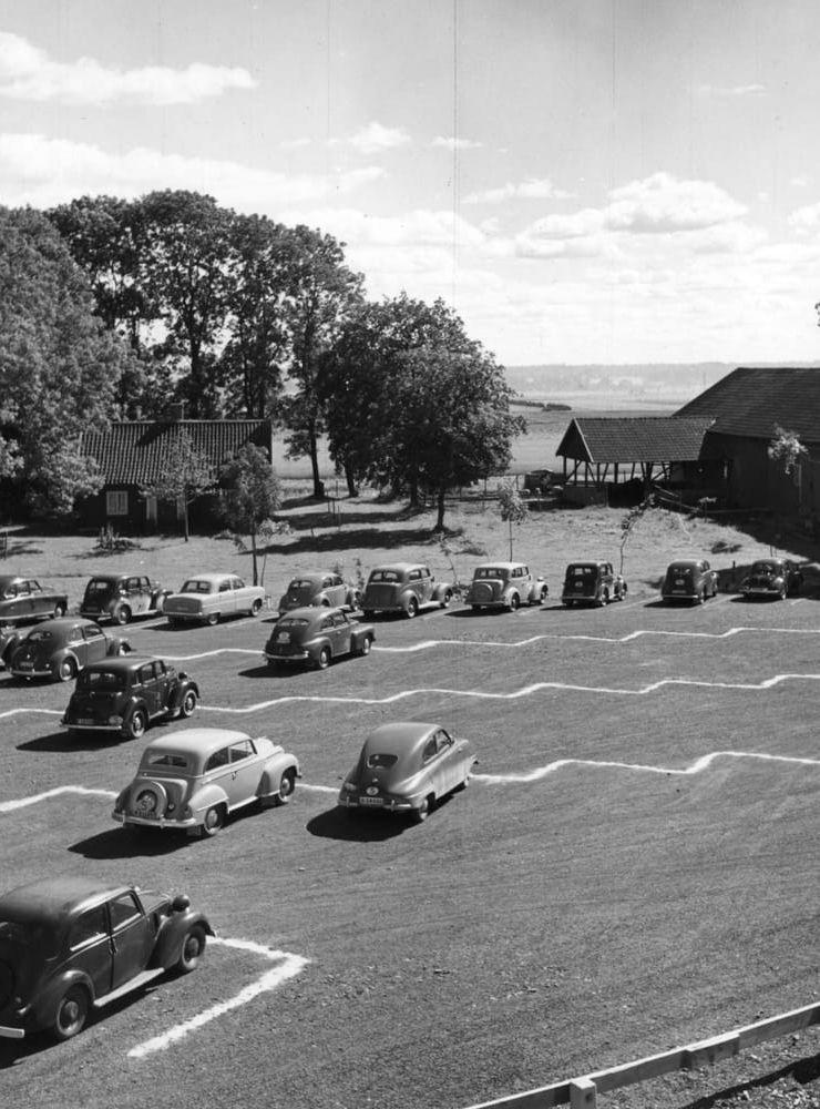 Parkeringen vid huvudporten 1952. Foto: Volvo Flygmotor